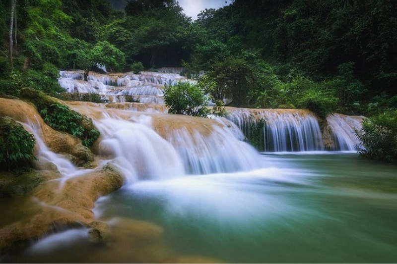 Which 4 famous waterfalls are printed on the 